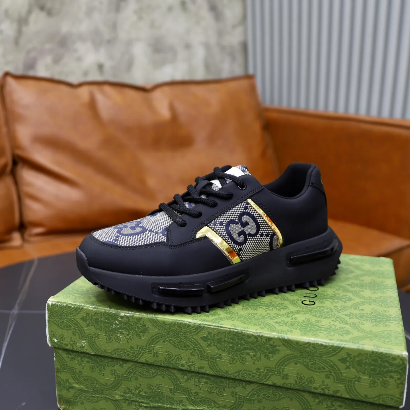 Ex-factory price: 462💰🙅‍♂️🙅‍♂️🙅‍♂️ Brand: GUCCI Standard code: 38-44 (45 customized) Grade: Same as the official website Material: Original material splicing Comfortable and breathable lining Lightweight and wear-resistant sports outsole Style category: Men's fashionable casual shoes Running sneakers Distinguished luxury brand elements Top luxury Color: actual picture color